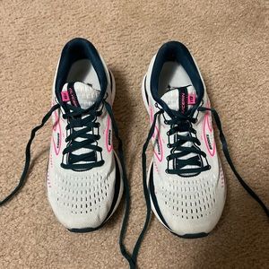 Brooks Tennis shoes